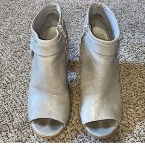 Steve Madden open toed Boot heel Size 10 Short Boots Beige Leather